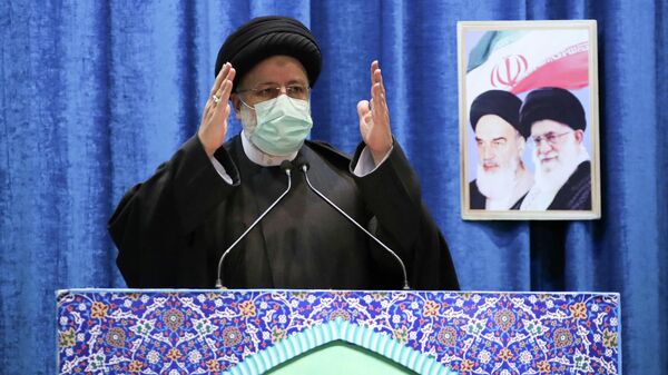 O presidente raniano Ebrahim Raisi gesticula enquanto fala na oração de Teerã por ocasião do 43º aniversário da Revolução Islâmica do Irã em Teerã, Irã, 11 de fevereiro de 2022 - Sputnik Brasil