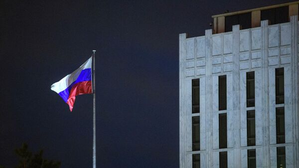 Bandeira da Rússia tremula em frente à embaixada russa em Washington, 3 de março de 2022. - Sputnik Brasil