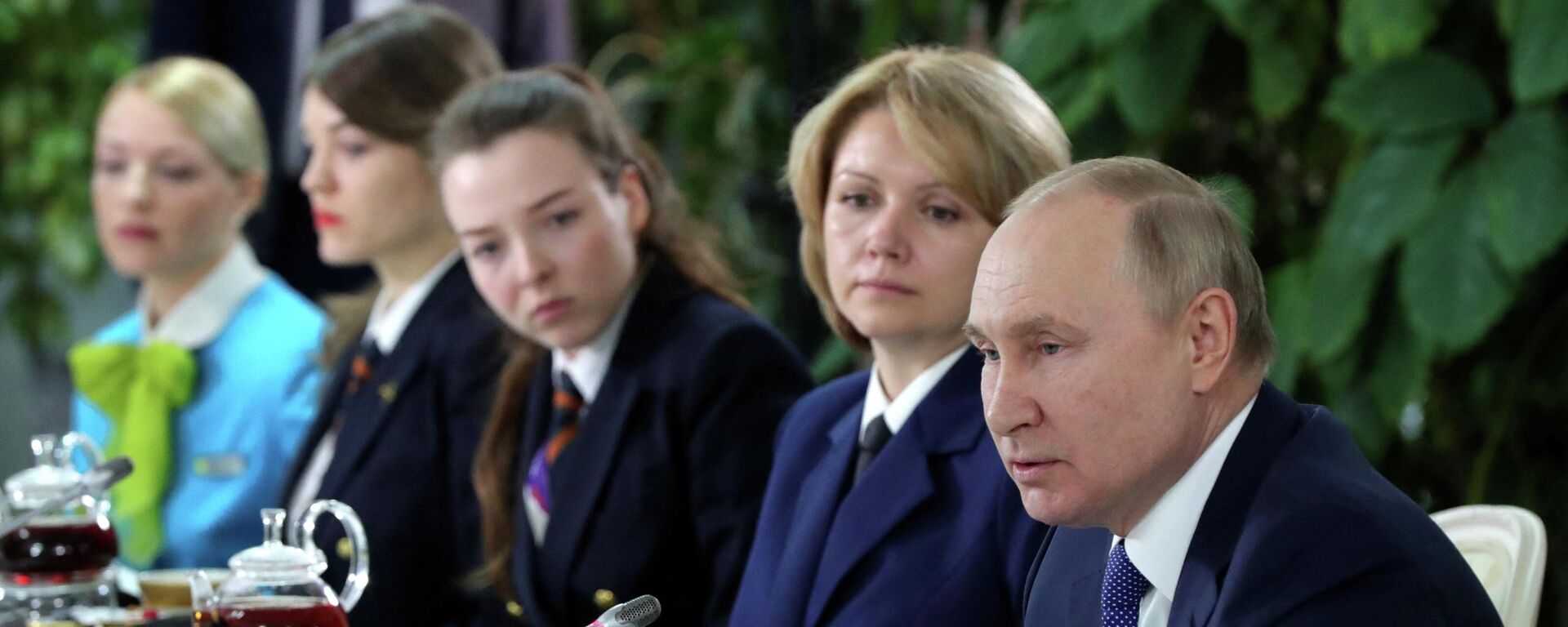 O presidente russo Vladimir Putin participa de uma reunião com pessoal de voo, estudantes e funcionários da Aeroflot Aviation School nos subúrbios de Moscou, Rússia, em 5 de março de 2022 - Sputnik Brasil, 1920, 08.03.2022
