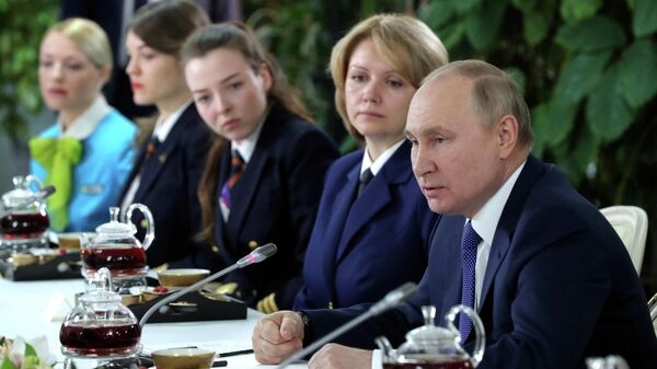 O presidente russo Vladimir Putin participa de uma reunião com pessoal de voo, estudantes e funcionários da Aeroflot Aviation School nos subúrbios de Moscou, Rússia, em 5 de março de 2022 - Sputnik Brasil