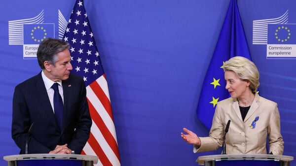 Em Bruxelas, o secretário de Estado dos EUA, Antony Blinken (à esquerda), conversa com a presidente da Comissão Europeia, Ursula von der Leyen, em 4 de março de 2022. - Sputnik Brasil
