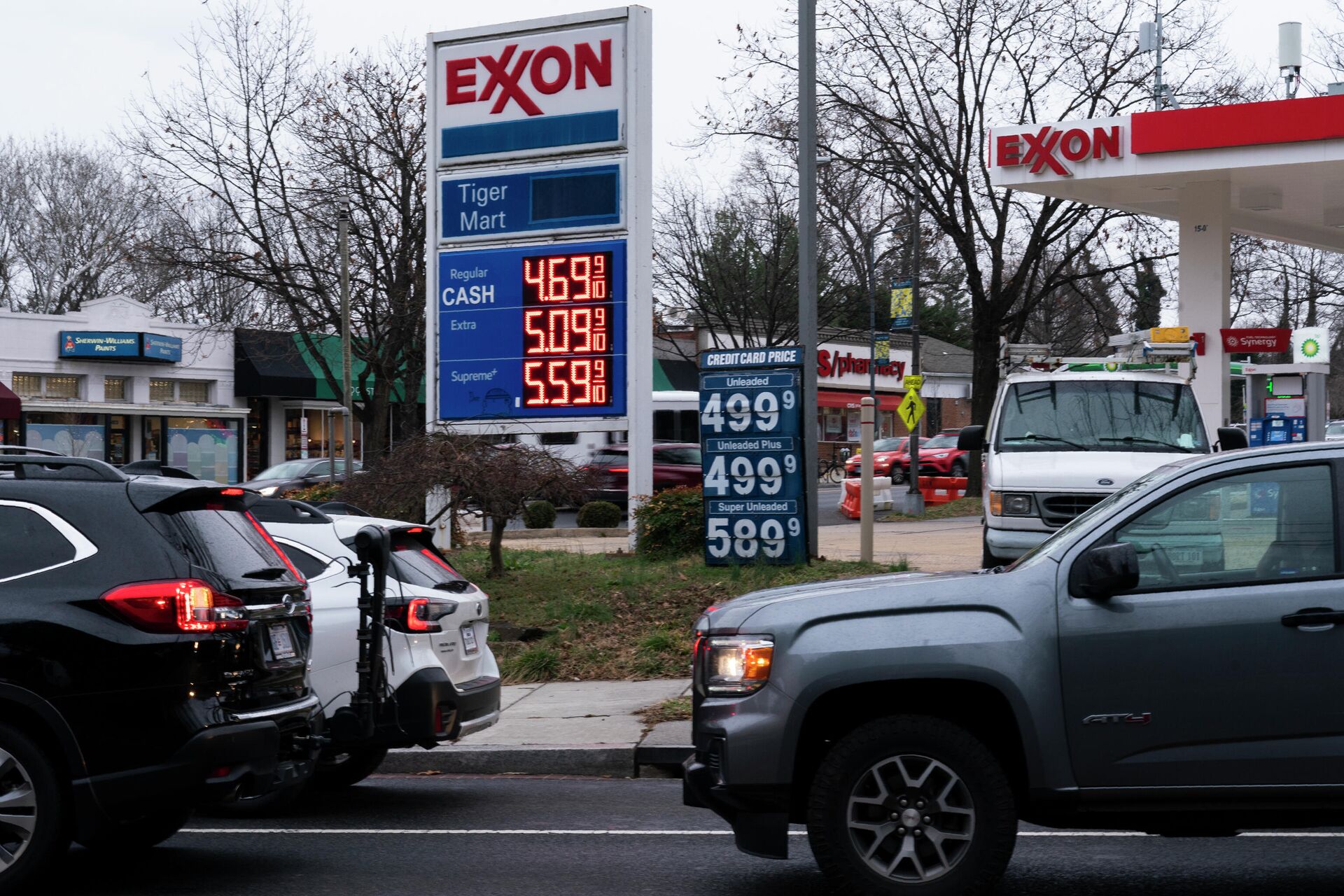 Os preços da gasolina são vistos em um posto de combustível no noroeste de Washington, EUA - Sputnik Brasil, 1920, 15.03.2022