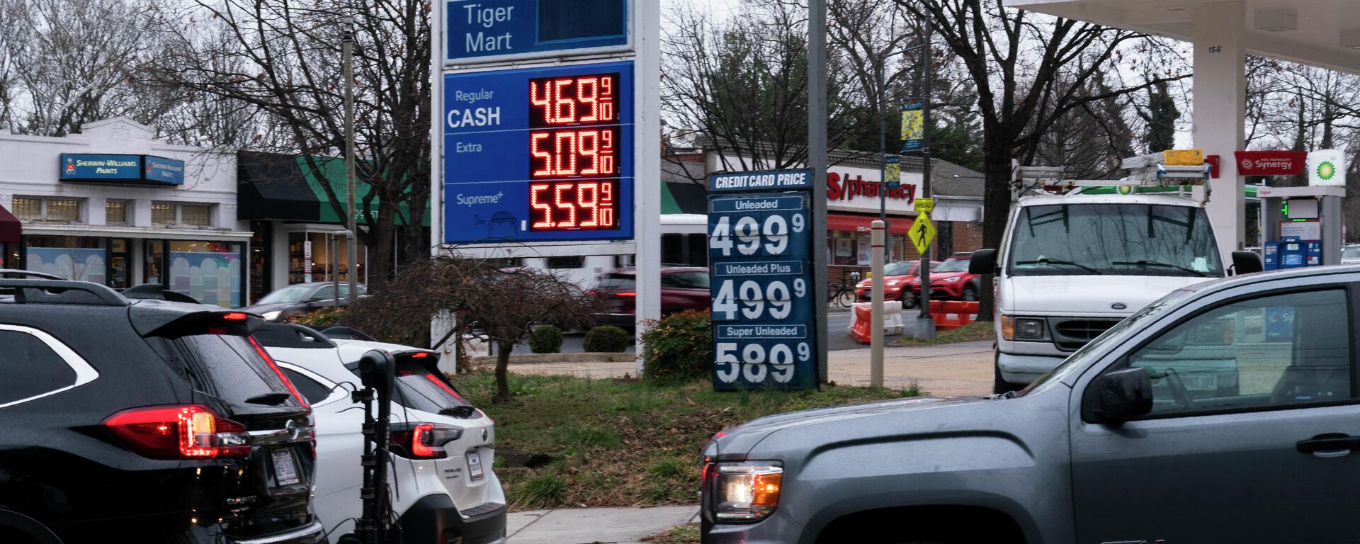 Os preços da gasolina são vistos em um posto de combustível no noroeste de Washington, EUA - Sputnik Brasil, 1920, 09.03.2022