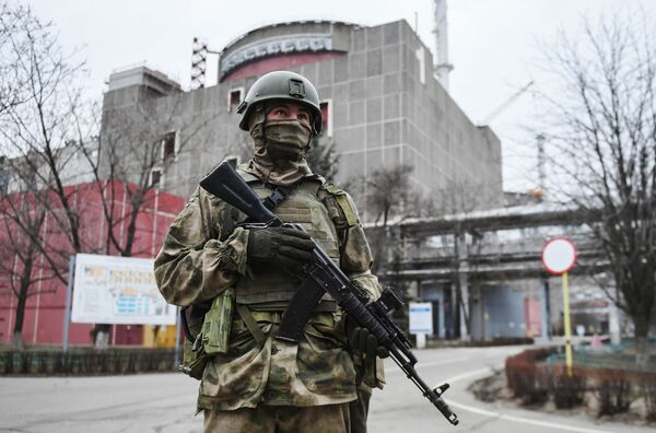 Soldado das Forças Armadas da Rússia no território da usina nuclear de Zaporozhie, na Ucrânia. - Sputnik Brasil