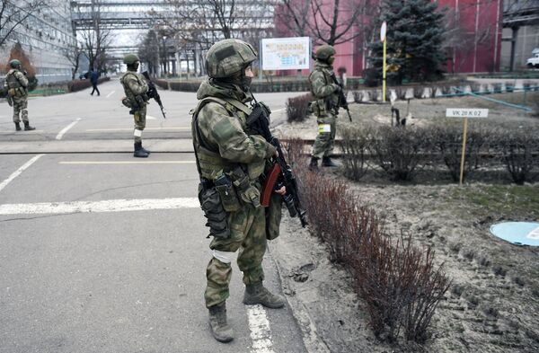 Militares russos no território da usina nuclear de Zaporozhie, na cidade ucraniana de Energodar. - Sputnik Brasil