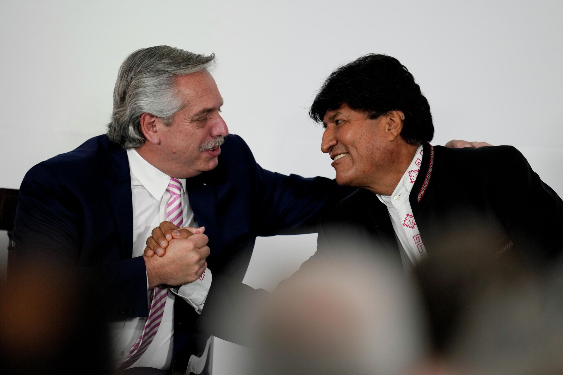 O ex-presidente da Bolívia Evo Morales, à direita, e o presidente da Argentina, Alberto Fernandez, apertam as mãos, Argentina, 4 de novembro de 2021 - Sputnik Brasil, 1920, 09.03.2022