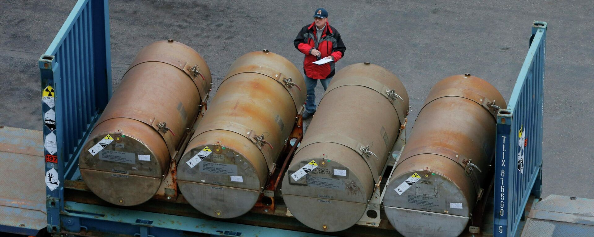 Um caminhão transporta contêineres com urânio de baixo enriquecimento para ser usado como combustível para reatores nucleares, em um porto de São Petersburgo, Rússia, 14 de novembro de 2013 - Sputnik Brasil, 1920, 09.03.2022