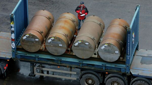 Um caminhão transporta contêineres com urânio de baixo enriquecimento para ser usado como combustível para reatores nucleares, em um porto de São Petersburgo, Rússia, 14 de novembro de 2013 - Sputnik Brasil