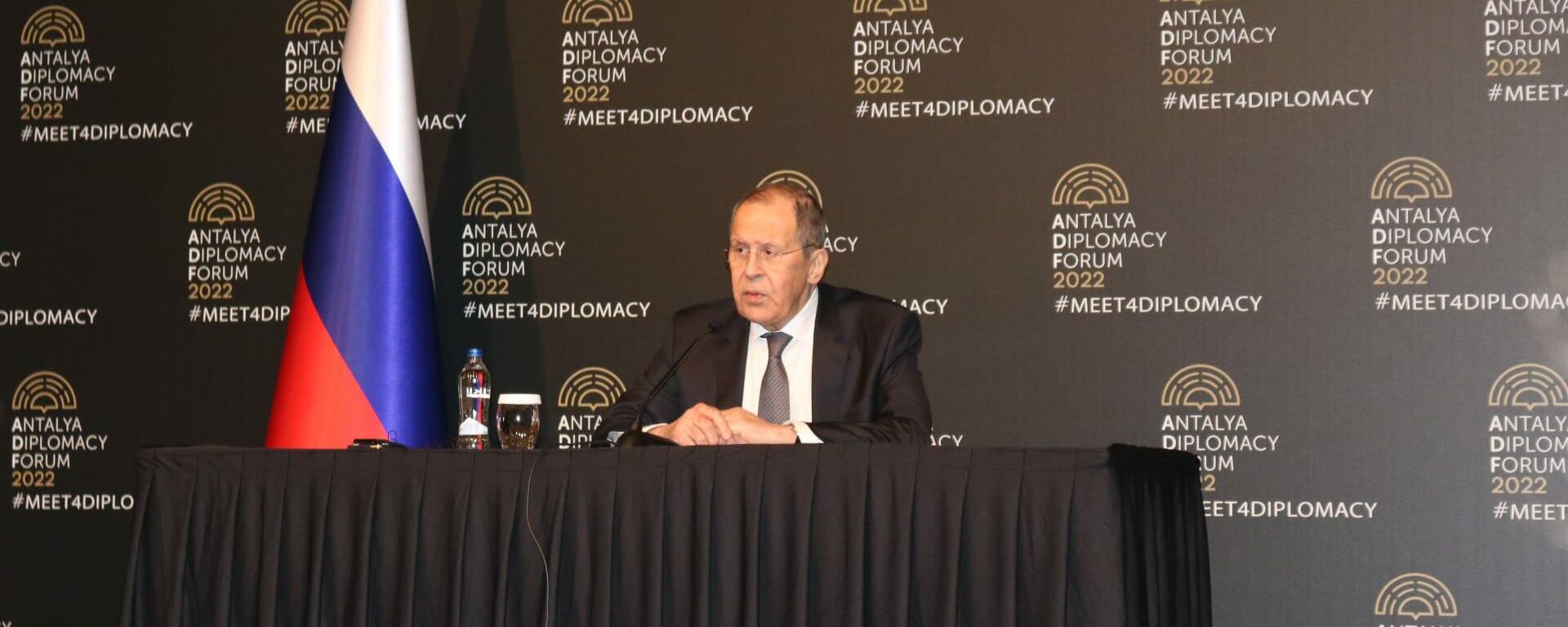 Chanceler russo, Sergei Lavrov, durante coletiva de imprensa após negociações com seu homólogo ucraniano Dmitry Kuleba em Antália, Turquia  - Sputnik Brasil, 1920, 10.03.2022