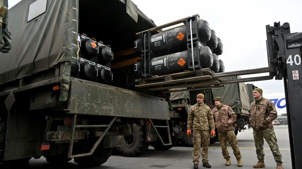 Militares ucranianos carregam um caminhão com o FGM-148 Javelin, míssil antitanque portátil americano fornecido pelos EUA à Ucrânia como parte de um apoio militar, após entrega no aeroporto Borispol, em Kiev, em 11 de fevereiro de 2022 - Sputnik Brasil