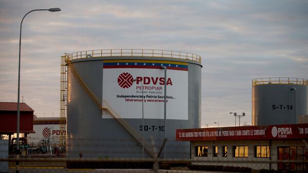 Tanques de armazenamento do complexo petrolífero estatal da PDVSA perto de El Tigre, cidade localizada no cinturão petrolífero da Venezuela, formalmente conhecido como Cinturão do Orinoco, em 18 de fevereiro de 2015 - Sputnik Brasil