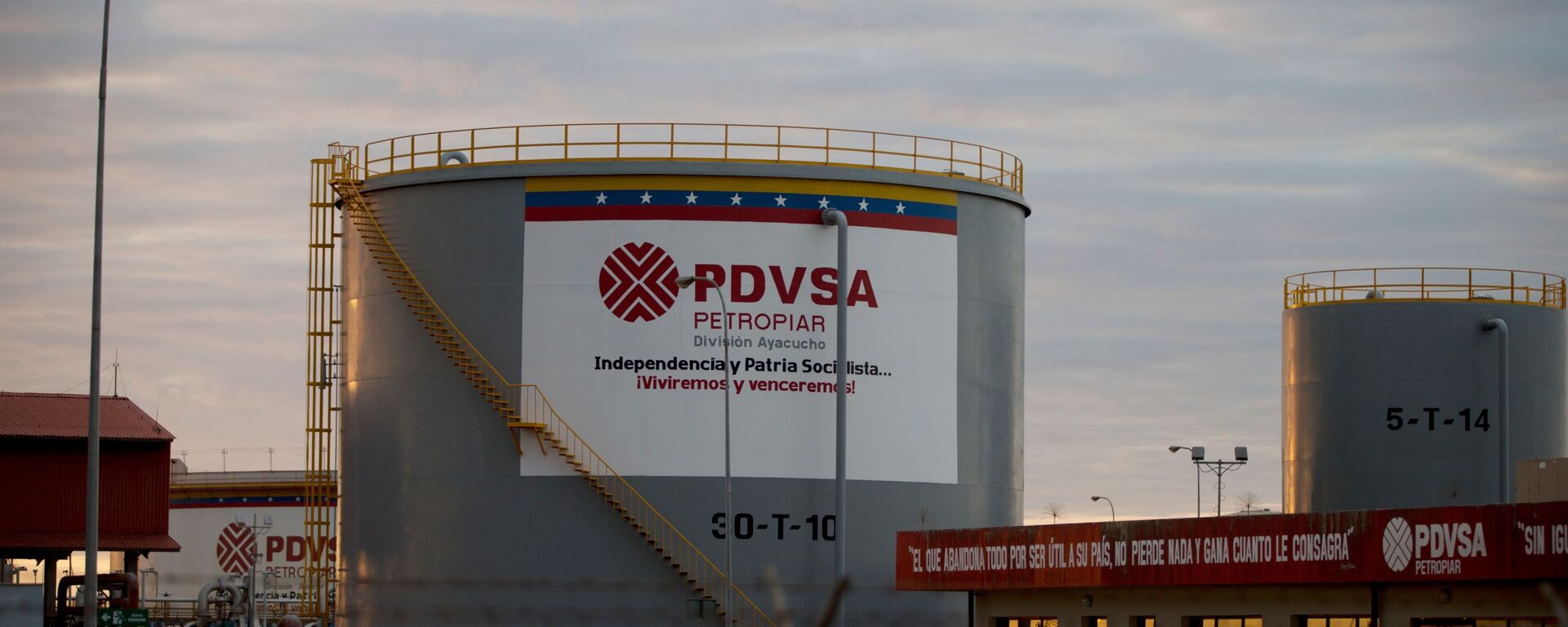 Tanques de armazenamento do complexo petrolífero estatal da PDVSA (Petróleos de Venezuela, S.A.) perto de El Tigre, cidade localizada no cinturão petrolífero da Venezuela, formalmente conhecido como Cinturão do Orinoco, 18 de fevereiro de 2015. - Sputnik Brasil, 1920, 10.03.2022