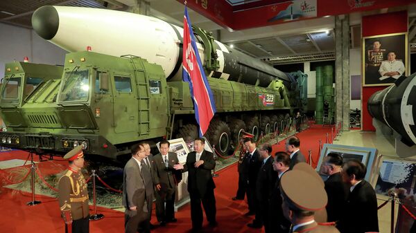 Kim Jong-un falando na frente de um míssil balístico intercontinental (ICBM) exibido durante o desenvolvimento da defesa exposição Autodefesa-2021, 11 de outubro de 2021 - Sputnik Brasil