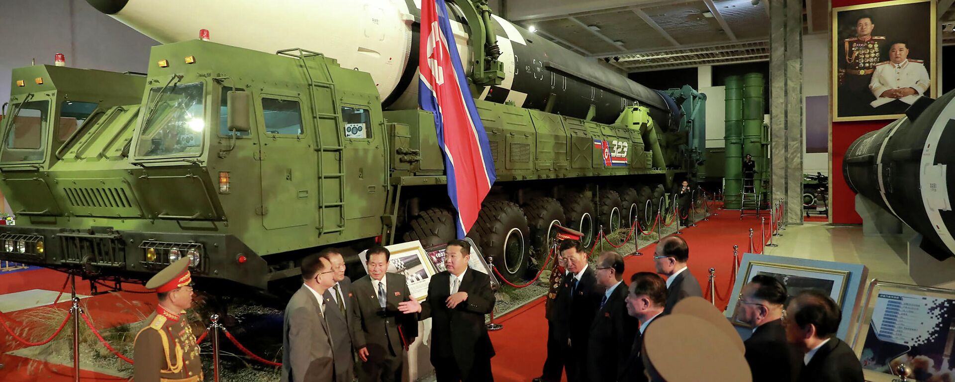 Kim Jong-un falando na frente de um míssil balístico intercontinental (ICBM) exibido durante o desenvolvimento da defesa exposição Autodefesa-2021, 11 de outubro de 2021 - Sputnik Brasil, 1920, 24.03.2022