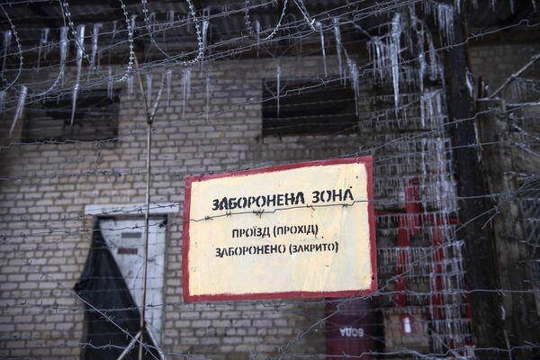 Placa indicando acesso restrito a área de antiga fábrica de salsichas em que existia prisão ilegal do batalhão nacionalista Aidar para pró-independentistas locais e simpatizantes suspeitos em Polovinkino, região de Starobelsk, República Popular de Lugansk - Sputnik Brasil