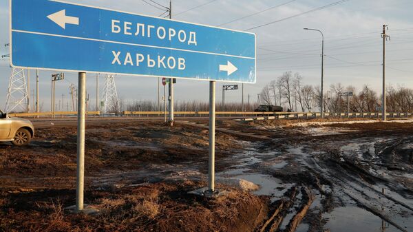 Placa rodoviária apontando para Belgorod, na Rússia (à esquerda), e Carcóvia, na Ucrânia (à direita). - Sputnik Brasil