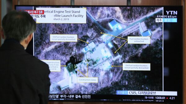 Um homem assiste a uma tela de TV mostrando uma imagem da Estação de Lançamento de Satélite Sohae em Tongchang-ri, Coréia do Norte, durante um programa de notícias na Estação Ferroviária de Seul, Coréia do Sul, 6 de março de 2019 - Sputnik Brasil