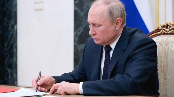 Vladimir Putin, presidente da Rússia, durante videoconferência com Conselho de Segurança russo - Sputnik Brasil