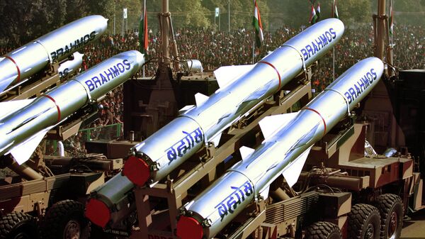 Nesta foto de arquivo de 26 de janeiro de 2007, os mísseis Brahmos do Exército Indiano são exibidos durante o Desfile do Dia da República em Nova Deli, na Índia - Sputnik Brasil