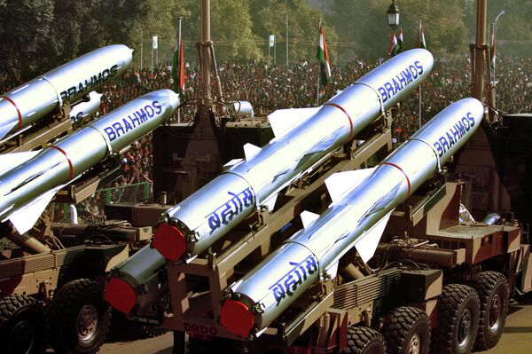 Nesta foto de arquivo de 26 de janeiro de 2007, os mísseis Brahmos do Exército Indiano são exibidos durante o Desfile do Dia da República em Nova Deli, na Índia - Sputnik Brasil