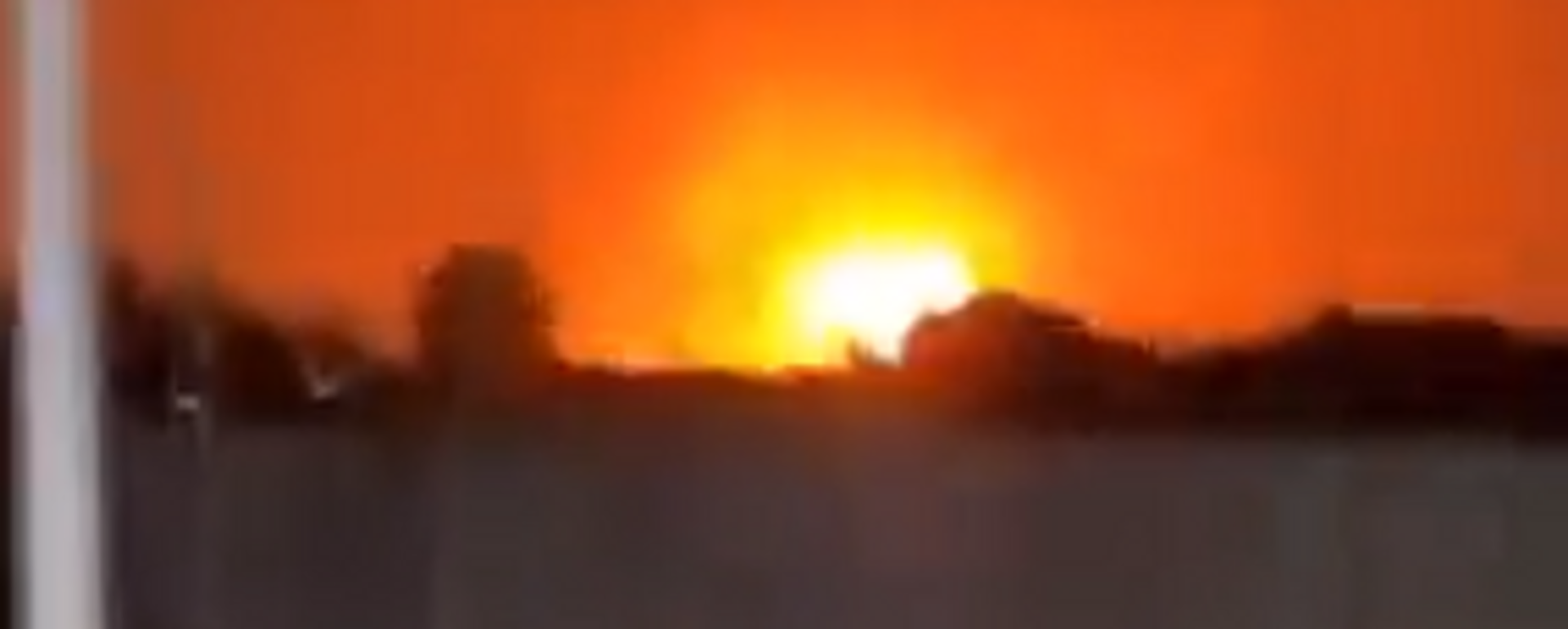 Imagem capturada de vídeo divulgado no X (antigo Twitter) sobre suposta explosão em Arbil, no Iraque, perto do consulado dos EUA - Sputnik Brasil, 1920, 12.03.2022