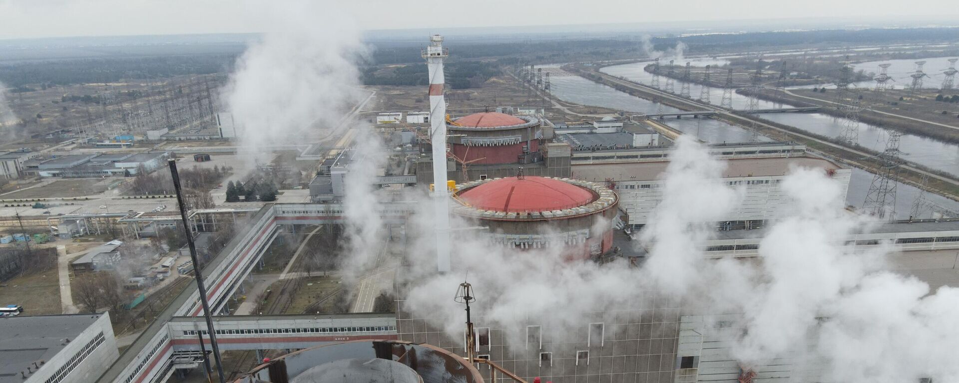 Usina nuclear de Zaporozhie, sob controle de militares russos, na Ucrânia, em 8 de março de 2022 - Sputnik Brasil, 1920, 19.09.2023