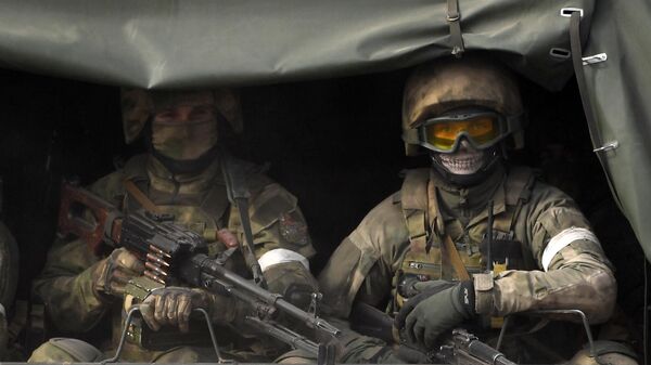 Soldados do Exército russo em comboio militar - Sputnik Brasil