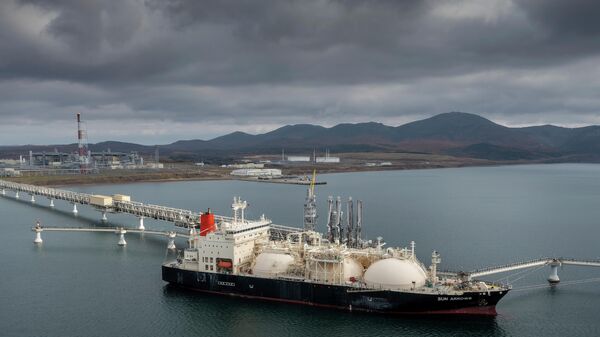 Navio de gás natural liquefeito com carregamento do projeto Sakhalin-2 no porto de Prigorodnoe, Rússia, 29 de outubro de 2021 - Sputnik Brasil