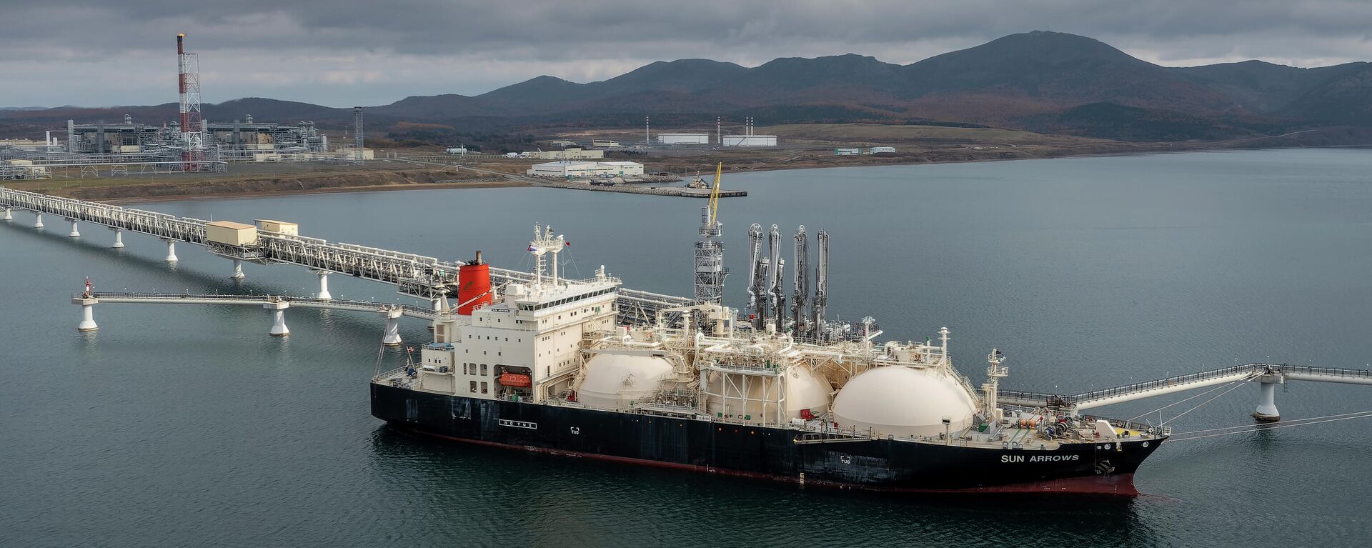 Navio de gás natural liquefeito com carregamento do projeto Sakhalin-2 no porto de Prigorodnoe, Rússia, 29 de outubro de 2021 - Sputnik Brasil, 1920, 22.11.2022