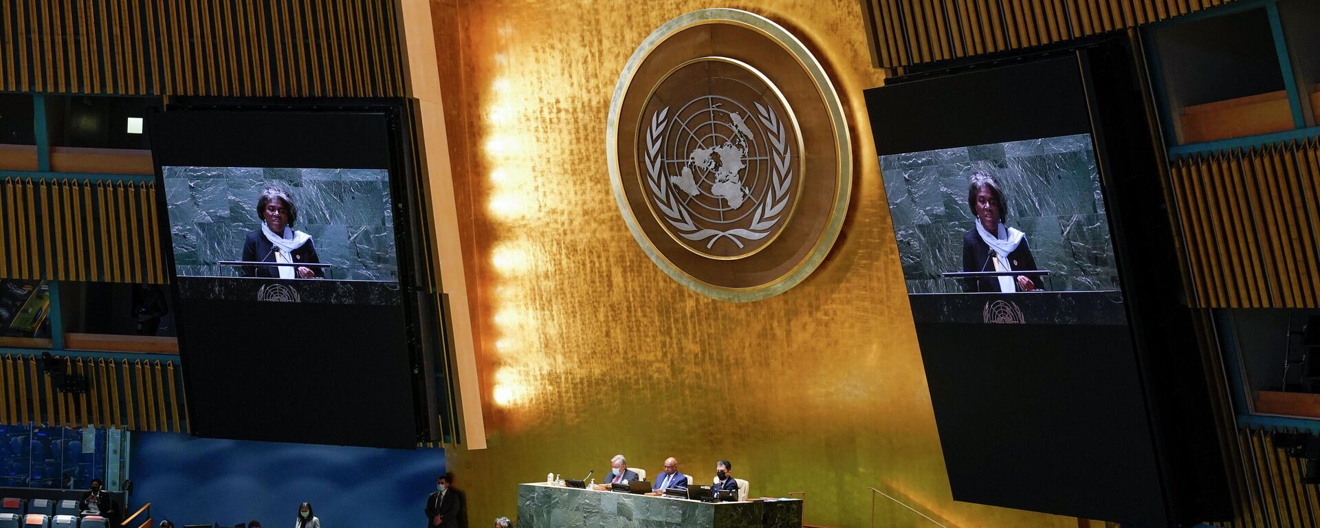 Em Nova York, a embaixadora dos EUA na Organização das Nações Unidas (ONU), Linda Thomas-Greenfield, fala durante sessão de emergência na Assembleia Geral da ONU, em 2 de março de 2022 - Sputnik Brasil, 1920, 13.03.2022