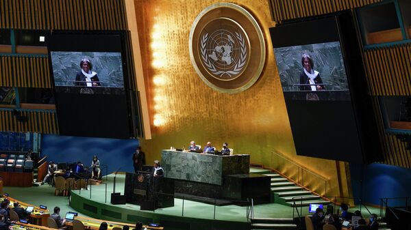 Em Nova York, a embaixadora dos EUA na Organização das Nações Unidas (ONU), Linda Thomas-Greenfield, fala durante sessão de emergência na Assembleia Geral da ONU, em 2 de março de 2022 - Sputnik Brasil