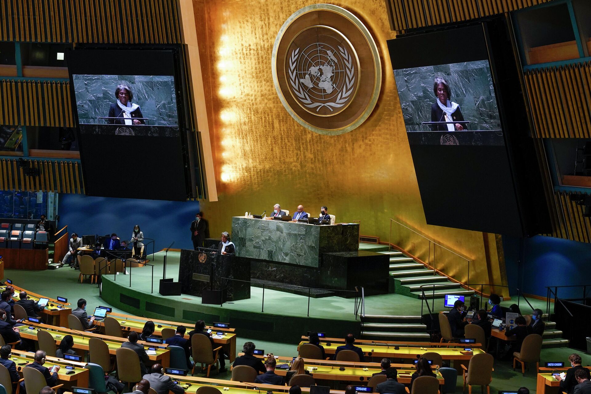 Em Nova York, a embaixadora dos EUA na Organização das Nações Unidas (ONU), Linda Thomas-Greenfield, fala durante sessão de emergência na Assembleia Geral da ONU, em 2 de março de 2022 - Sputnik Brasil, 1920, 08.04.2022