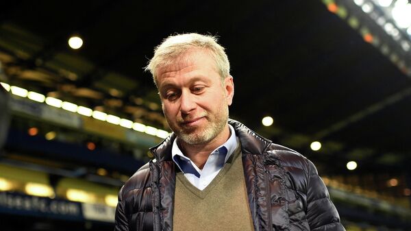 Em Londres, o bilionário russo Roman Abramovich, dono do clube de futebol inglês Chelsea, caminha do estádio Stamford Bridge, em 19 de dezembro de 2015 - Sputnik Brasil