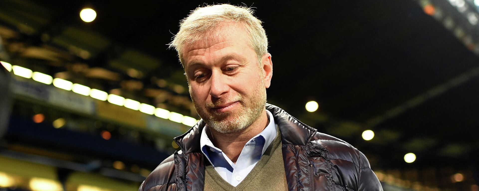 Em Londres, o bilionário russo Roman Abramovich, dono do clube de futebol inglês Chelsea, caminha do estádio Stamford Bridge, em 19 de dezembro de 2015 - Sputnik Brasil, 1920, 14.03.2022