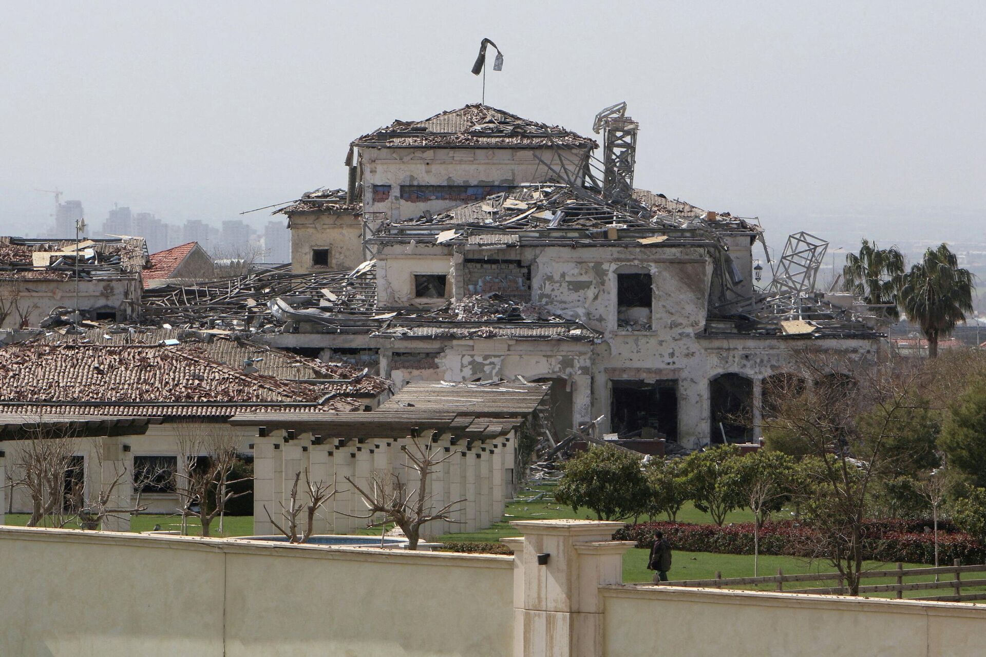 Vista de prédio danificado na sequência dos ataques de mísseis em Arbil, Iraque, 13 de março de 2022 - Sputnik Brasil, 1920, 14.03.2022