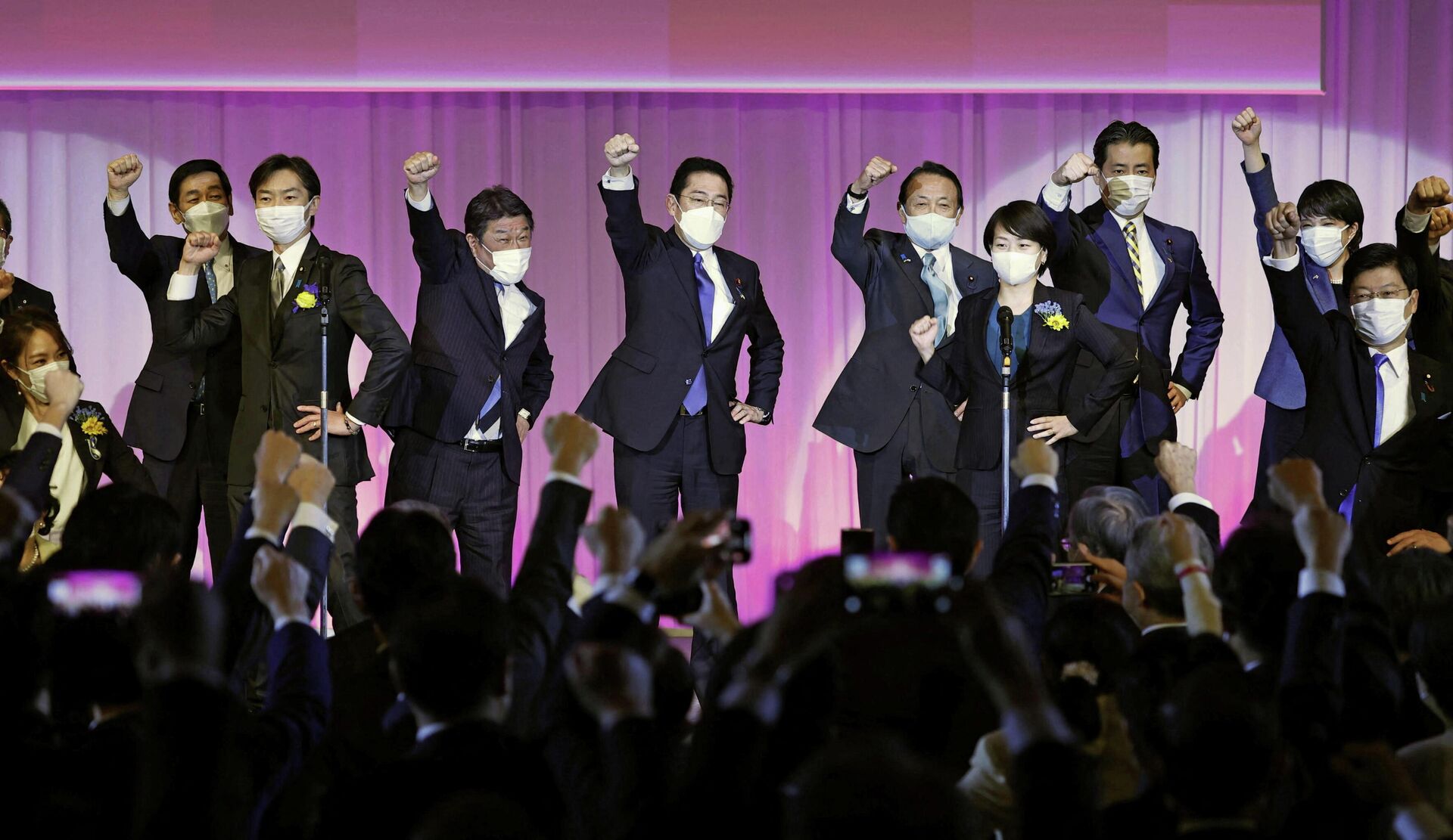 Primeiro-ministro do Japão, Fumio Kishida, e outros membros do Partido Liberal Democrático durante encontro regular, Tóquio, Japão, 13 de março de 2022 - Sputnik Brasil, 1920, 14.03.2022