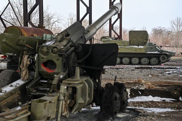 Equipamento militar de unidade de artilharia abandonada das Forças Armadas da Ucrânia em depósito de metais de Berdyansk - Sputnik Brasil