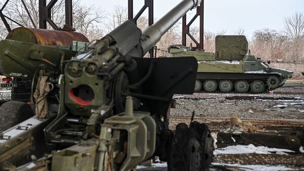 Equipamento militar de unidade de artilharia abandonada das Forças Armadas da Ucrânia em depósito de metais de Berdyansk - Sputnik Brasil