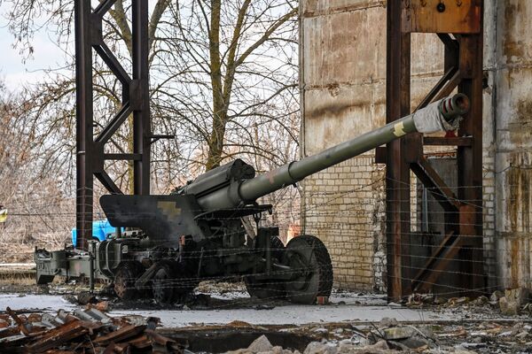 Obuseiro de uma unidade de artilharia abandonada pelas Forças Armadas da Ucrânia em depósito de metais de Berdyansk - Sputnik Brasil