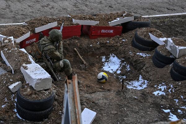 Militar em serviço junto de quartel de uma unidade de artilharia abandonada pelas Forças Armadas da Ucrânia em Berdyansk - Sputnik Brasil