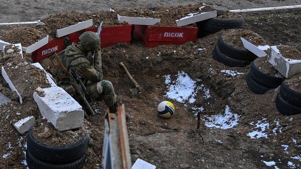 Militar em serviço junto a uma unidade de artilharia abandonada pelas Forças Armadas da Ucrânia em Berdyansk. - Sputnik Brasil