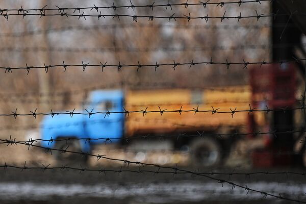 Arame farpado junto de unidade de artilharia abandonada pelas Forças Armadas da Ucrânia em Berdyansk - Sputnik Brasil