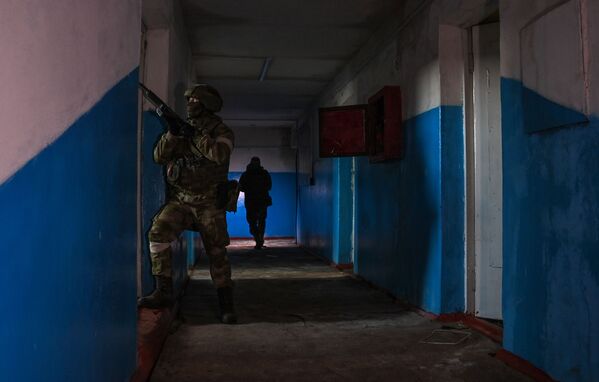 Militares inspecionam quartel de unidade de artilharia abandonada pelas Forças Armadas da Ucrânia em Berdyansk - Sputnik Brasil