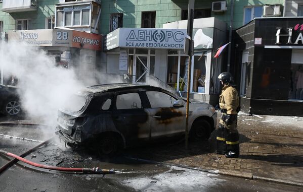 Bombeiro controla incêndio em veículo no centro de Donetsk. - Sputnik Brasil