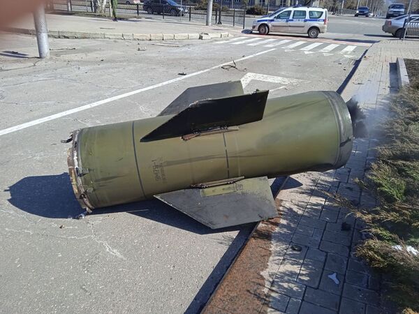 Fragmento do míssil ucraniano Tochka-U que atingiu o centro de Donetsk. - Sputnik Brasil