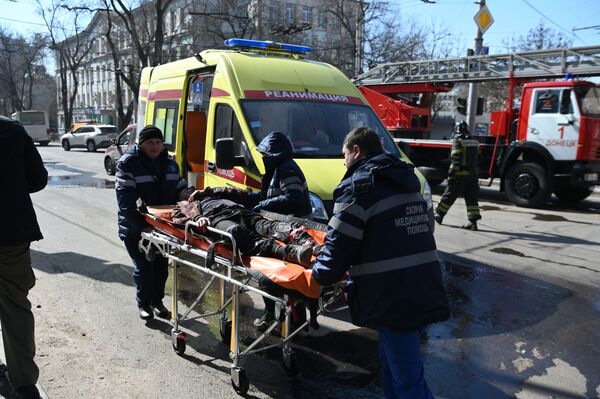Equipes de resgate socorrem os feridos no centro de Donetsk, após míssil ucraniano atingir a região. - Sputnik Brasil