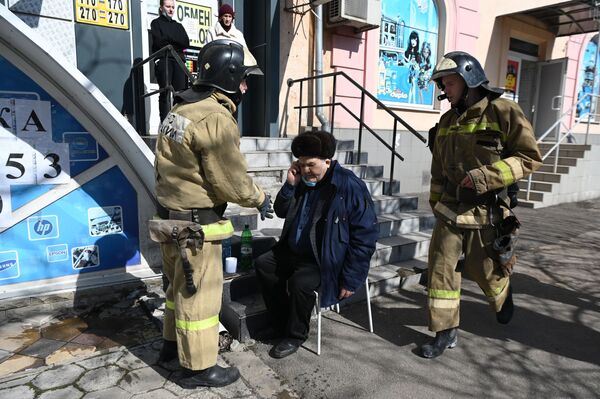 Equipes de resgate socorrem homem no local da explosão, no centro de Donetsk. - Sputnik Brasil