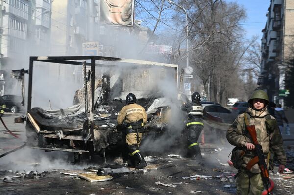 Veículo danificado em decorrência da explosão de um míssil ucraniano Tochka-U que atingiu o centro de Donetsk. - Sputnik Brasil