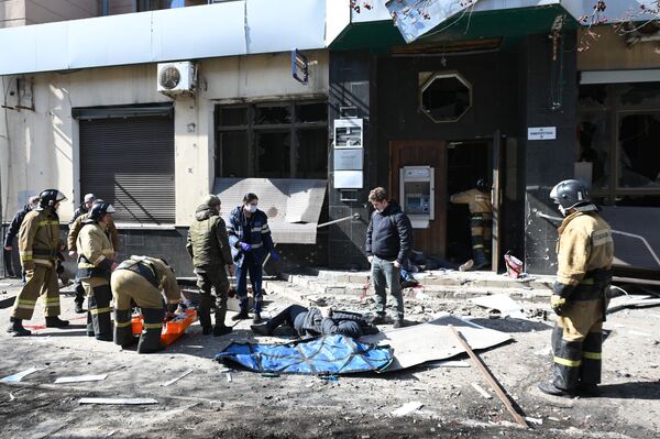 Bombeiros trabalham no local da explosão no centro de Donetsk. - Sputnik Brasil