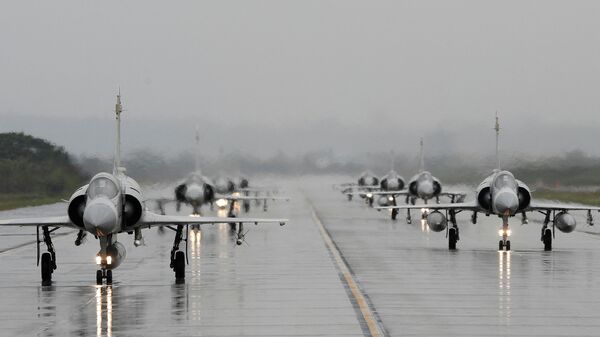 Caças Mirage 2000 da Força Aérea de Taiwan taxiam durante exercícios militares para testar a prontidão antes do Ano Novo Lunar, em Hsinchu, Taiwan, 16 de janeiro de 2019 - Sputnik Brasil